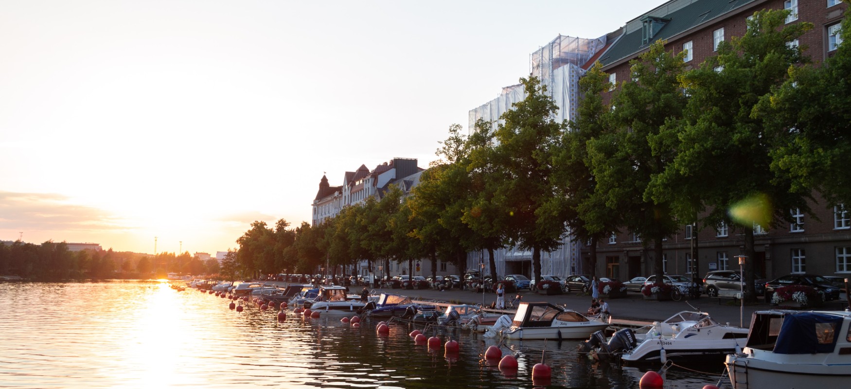 View of the water in helsinki, with boats and buildings to the right.