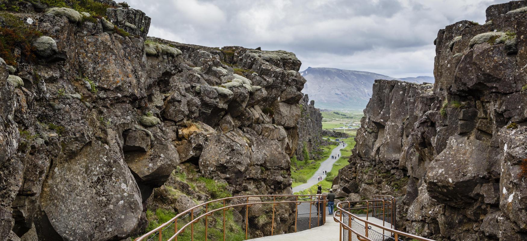 Sti der går gennem klipper og natur