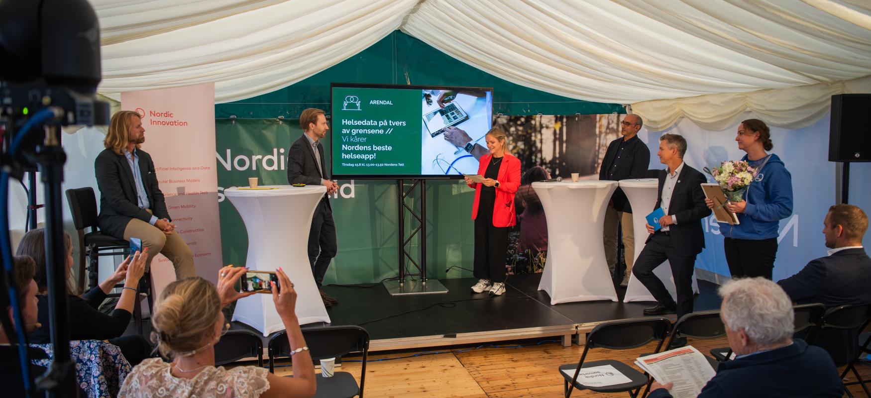 Kåring af vinderen af Nordic Health App Award på scenen i teltet 
