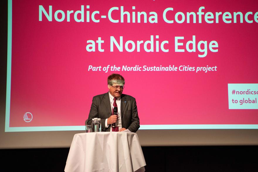 Svein Berg on stage summing up the Nordic-China Conference.